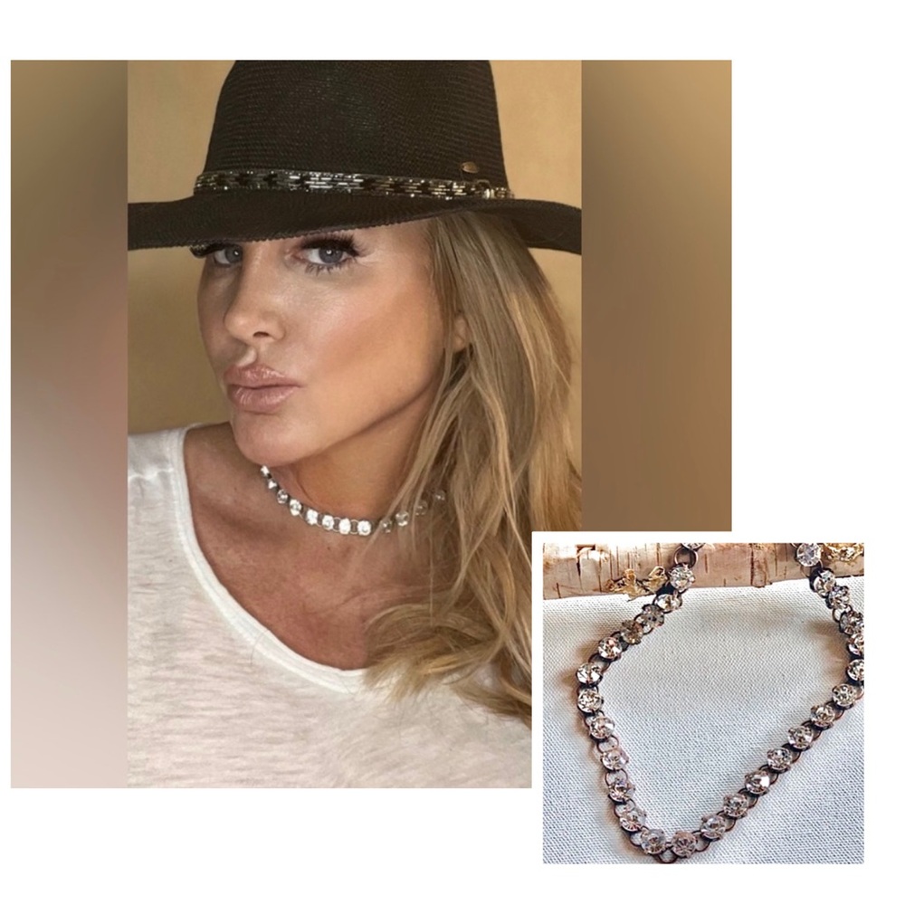 Beautiful choker with Swarovski crystals that go all the around! - Picture 4 of 10